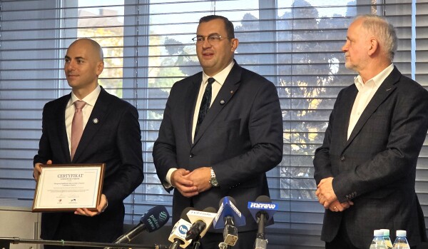 zdj.Od lewej prezes OSM Łukasz Kalinowski, minister RiRW Stefan Krajewski i Krzysztof Gąsior, dyrektor zarządzający Warmińsko Mazurskiej Specjalnej Strefy Ekonomicznej